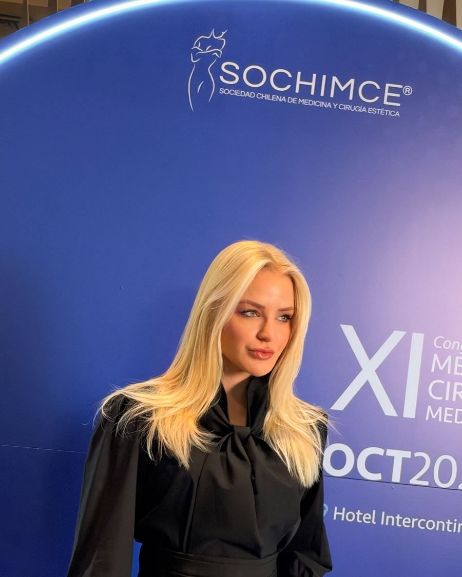 Dra. Gardênia Vivian em frente ao painel do XI Congresso SOCHIMCE, no Chile